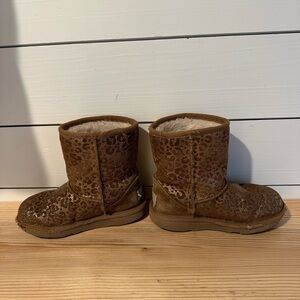 Ugg Australia - little girl sparkly cheetah Uggs in chestnut brown.